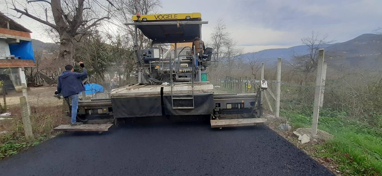 KUMRU TEKKE-GÖKÇELİ YOLU SICAK ASFALTA KAVUŞUYOR
